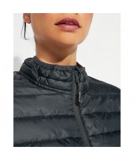 Detalle cuello con tirador y protector de barbilla Detalle cuello con tirador y protector de barbilla