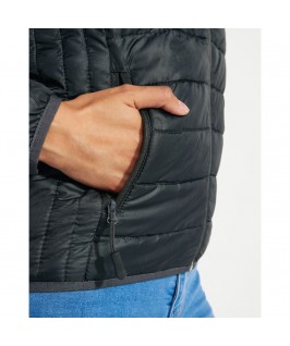 Detalle lateral y bolsillo Detalle lateral y bolsillo