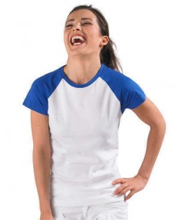 Camiseta blanca con azul eléctrico